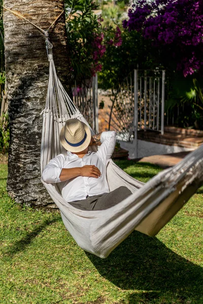 Mann Entspannt Sich Einer Hängematte Garten — Stockfoto