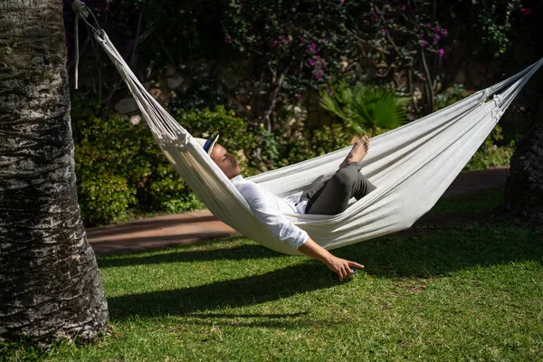 雄性在花园里的吊床上放松 — 图库照片