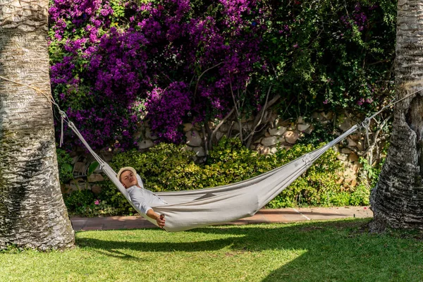 Mann Entspannt Sich Einer Hängematte Garten — Stockfoto