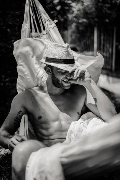 庭のハンモックでリラックスヌード男性 — ストック写真