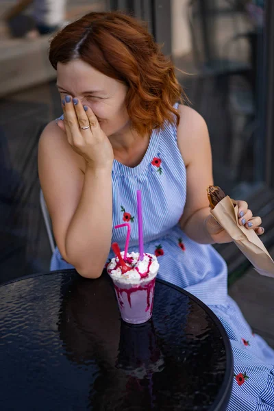 Žena Rudými Vlasy Kavárně Pije Letní Koktejl Šťastná Směje Usmívá — Stock fotografie