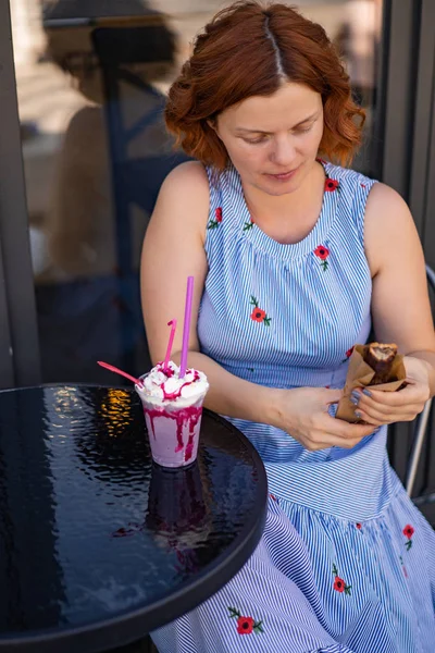 Woman Red Hair Cafe Drinks Summer Cocktail Happy Laughs Smiles — Stock Photo, Image