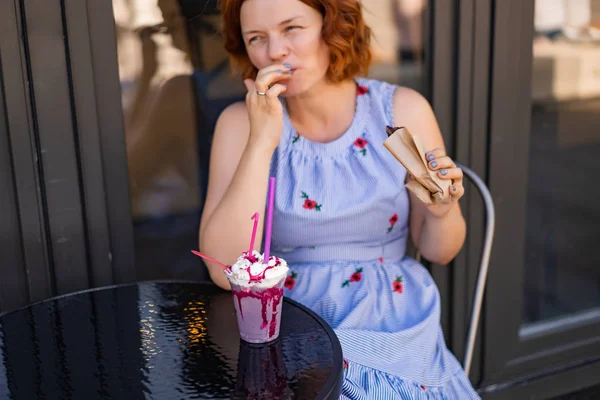 Frau Mit Roten Haaren Einem Café Trinkt Einen Sommercocktail Glücklich — Stockfoto