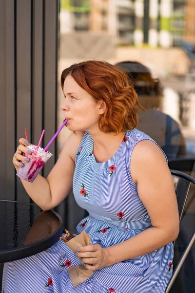 Kafede Kızıl Saçlı Bir Kadın Yaz Kokteyli Içiyor Mutlu Gülüyor — Stok fotoğraf