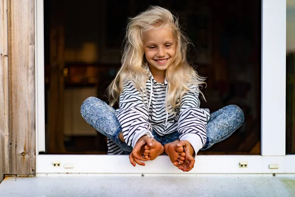 Blondynka Mała Dziewczynka Weekend Wsi Szczęśliwy Koncepcji Dzieciństwa — Zdjęcie stockowe