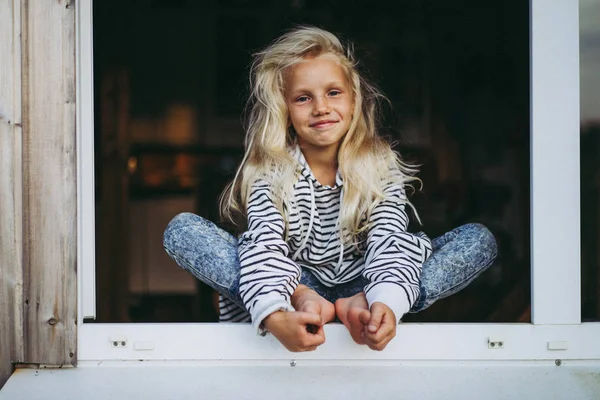 Blond Liten Flicka Helgen Landet Lycklig Barndom Koncept — Stockfoto