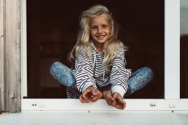 Blond Klein Meisje Het Weekend Het Land Gelukkige Jeugd Concept — Stockfoto