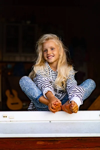 Блондинка Маленькая Девочка Выходных Стране Счастливая Концепция Детства — стоковое фото