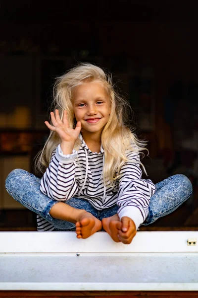 Blond Liten Flicka Helgen Landet Lycklig Barndom Koncept — Stockfoto