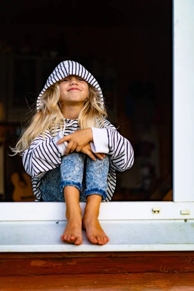 Блондинка Маленькая Девочка Выходных Стране Счастливая Концепция Детства — стоковое фото