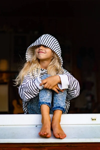 Blondes Kleines Mädchen Wochenende Auf Dem Land Glückliche Kindheit — Stockfoto