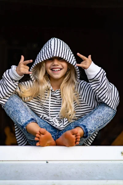 Blond Liten Flicka Helgen Landet Lycklig Barndom Koncept — Stockfoto