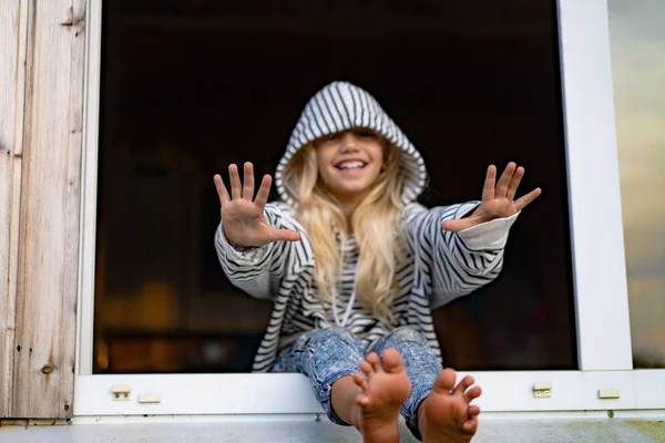 Bambina Bionda Nel Fine Settimana Campagna Concetto Infanzia Felice — Foto Stock