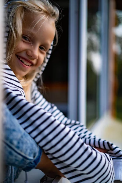 Blond Klein Meisje Het Weekend Het Land Gelukkige Jeugd Concept — Stockfoto