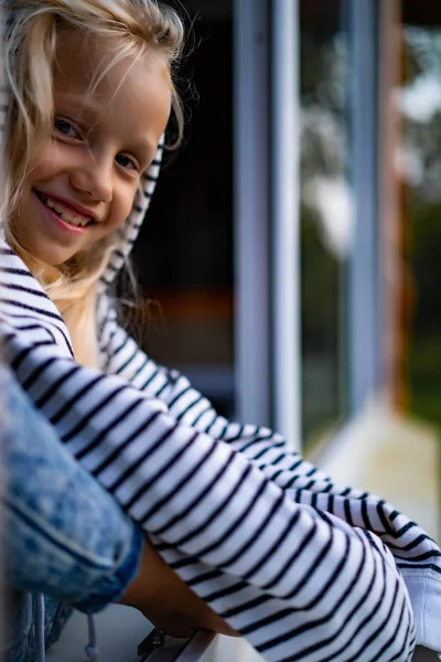 Blond Liten Flicka Helgen Landet Lycklig Barndom Koncept — Stockfoto