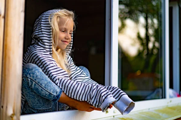 Blond Klein Meisje Het Weekend Het Land Gelukkige Jeugd Concept — Stockfoto