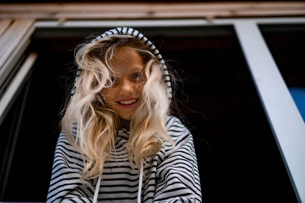 Blond Klein Meisje Het Weekend Het Land Gelukkige Jeugd Concept — Stockfoto