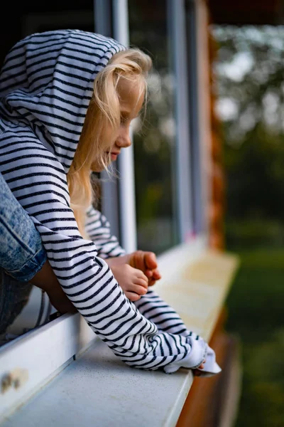 Blond Liten Flicka Helgen Landet Lycklig Barndom Koncept — Stockfoto