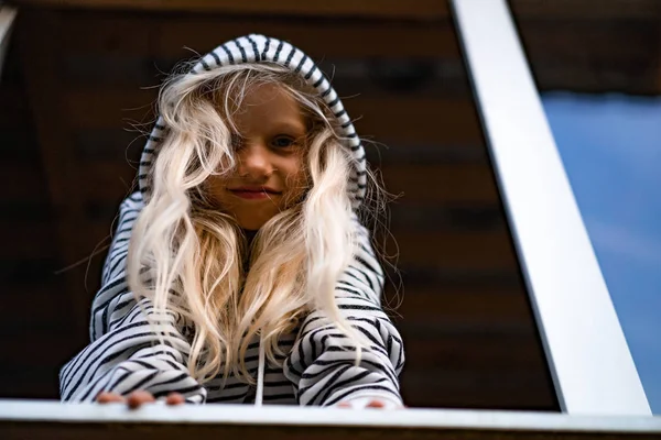 Blondes Kleines Mädchen Wochenende Auf Dem Land Glückliche Kindheit — Stockfoto