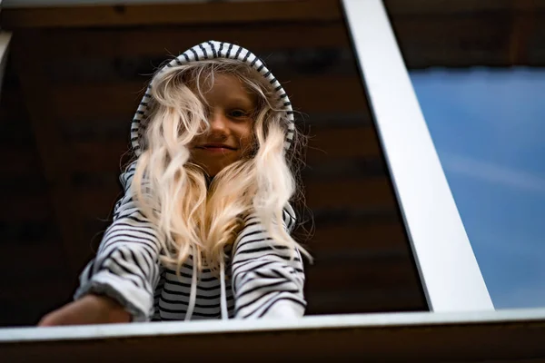 Blondes Kleines Mädchen Wochenende Auf Dem Land Glückliche Kindheit — Stockfoto