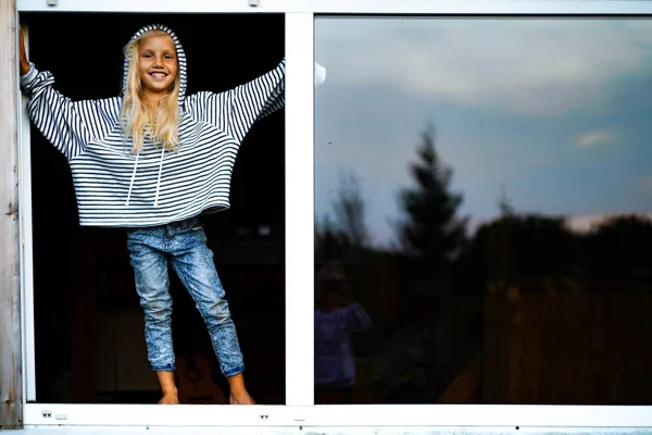 Blond Liten Flicka Helgen Landet Lycklig Barndom Koncept — Stockfoto