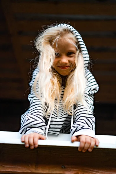 Blondýnka Holčička Víkend Zemi Happy Childhood Concept — Stock fotografie