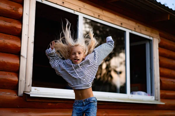 Chica Saltando Divirtiéndose Feliz Infancia Juegos Diversión —  Fotos de Stock