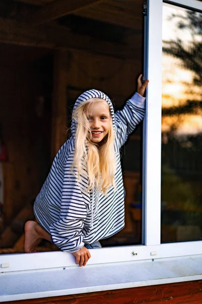 Блондинка Вихідних Країні Щаслива Концепція Дитинства — стокове фото
