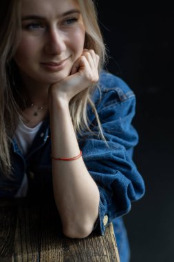 Bir kafede genç, güzel bir kadın, bir kadın şampanya içiyor.