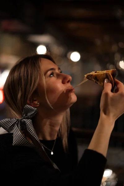 Jeune Belle Femme Dans Une Pizzeria Mange Une Pizza Juteuse — Photo