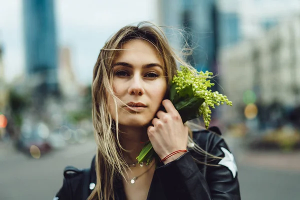 Jovem Mulher Bonita Anda Pela Cidade Europa Foto Rua Posando — Fotografia de Stock