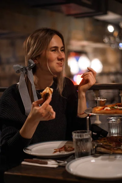 Pizzacıdaki Genç Güzel Kadın Sulu Pizza Yiyor — Stok fotoğraf