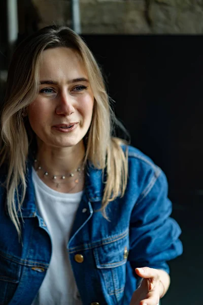 Jonge mooie vrouw in een cafe, een vrouw die champagne drinkt in een — Stockfoto