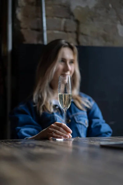 Jovem Mulher Bonita Café Uma Mulher Bebendo Champanhe Café Falando — Fotografia de Stock