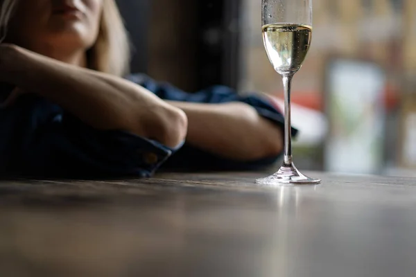 Junge Schöne Frau Einem Café Eine Frau Trinkt Champagner Einem — Stockfoto