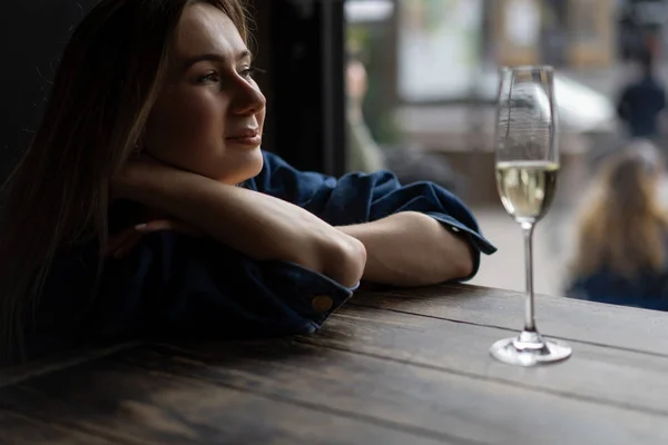 Jovem Mulher Bonita Café Uma Mulher Bebendo Champanhe Café Falando — Fotografia de Stock