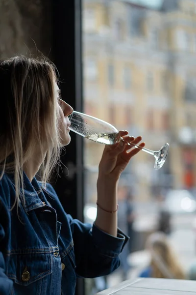 Young Beautiful Woman Cafe Woman Drinking Champagne Cafe Talking — Stock Photo, Image