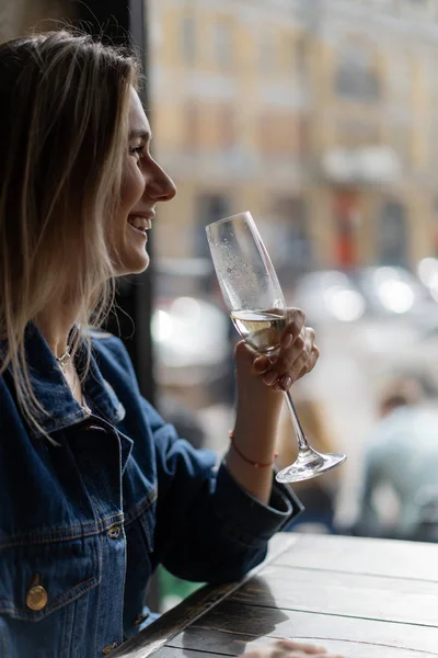 Giovane Bella Donna Caffè Una Donna Che Beve Champagne Caffè — Foto Stock