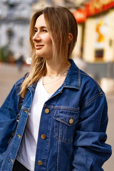 Jonge Mooie Vrouw Loopt Rond Stad Europa Straat Foto Vrouw — Stockfoto