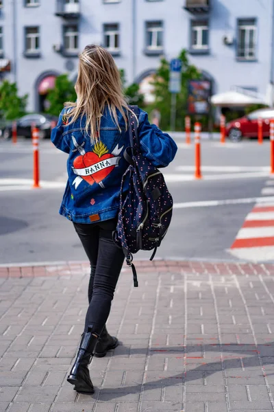 Ung Vacker Kvinna Promenader Runt Staden Europa Gatufoto Kvinnlig Poserar — Stockfoto