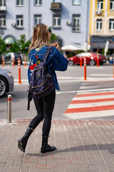 Jonge Mooie Vrouw Loopt Rond Stad Europa Straat Foto Vrouw — Stockfoto