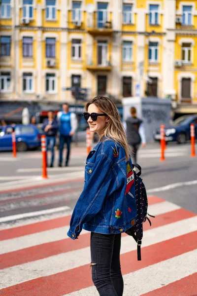 Young Beautiful Woman Walks City Europe Street Photo Female Posing — Stock Photo, Image