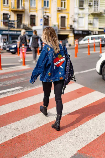 Ung Vacker Kvinna Promenader Runt Staden Europa Gatufoto Kvinnlig Poserar — Stockfoto