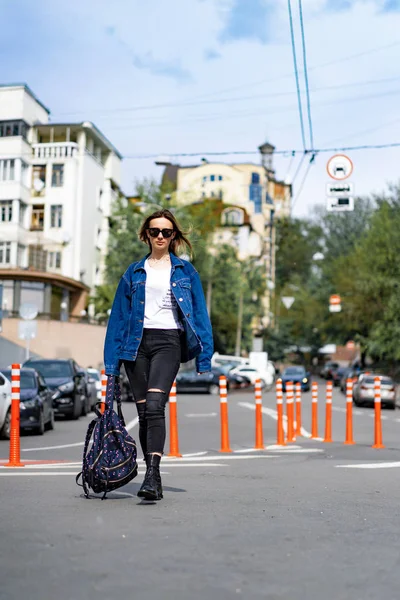 Genç, güzel bir kadın Avrupa 'da şehirde dolaşıyor, sokak fotoğrafı, şehir merkezinde poz veren bir kadın.
