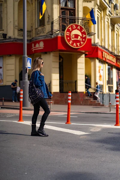 Ung Vacker Kvinna Promenader Runt Staden Europa Gatufoto Kvinnlig Poserar — Stockfoto