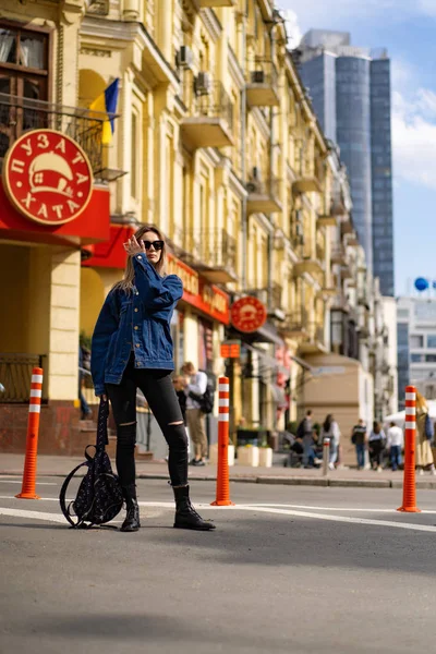 Ung Vacker Kvinna Promenader Runt Staden Europa Gatufoto Kvinnlig Poserar — Stockfoto