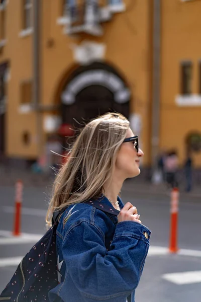 Young Beautiful Woman Walks City Europe Street Photo Female Posing — Stock Photo, Image