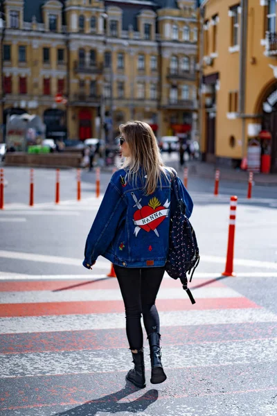 Joven Hermosa Mujer Pasea Por Ciudad Europa Foto Calle Mujer — Foto de Stock