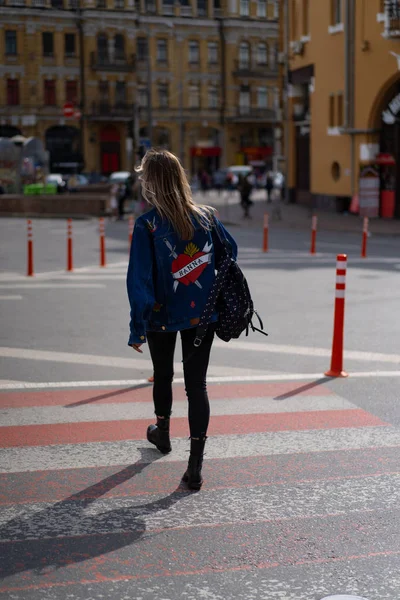 Ung Vacker Kvinna Promenader Runt Staden Europa Gatufoto Kvinnlig Poserar — Stockfoto