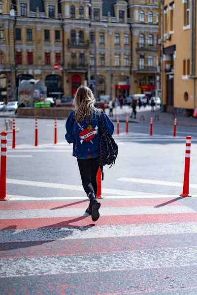 Genç Güzel Bir Kadın Avrupa Şehirde Dolaşıyor Sokak Fotoğrafı Şehir — Stok fotoğraf